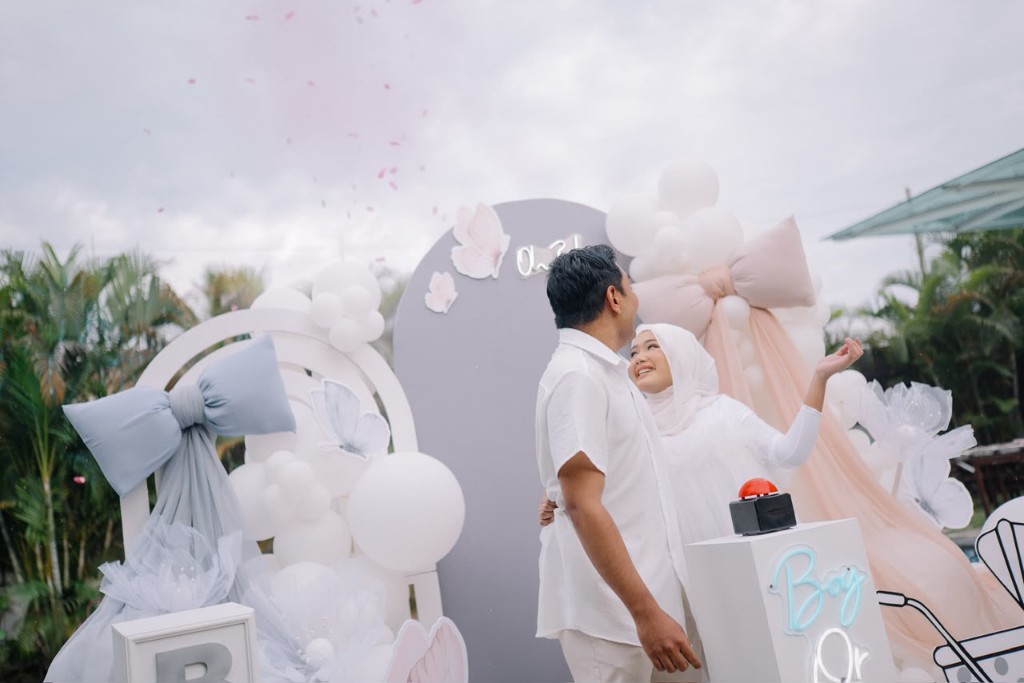Smoke Bomb Reveal Package B with a circular backdrop, oversized bows and a press-box reveal.